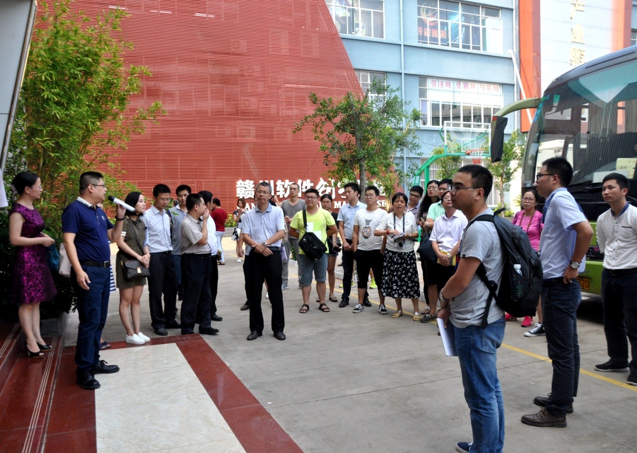 中宣部“重走长征路”主题采访团走进软件园